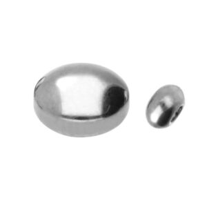 Silberne flache Titan Disk im Piercing Center Aurich